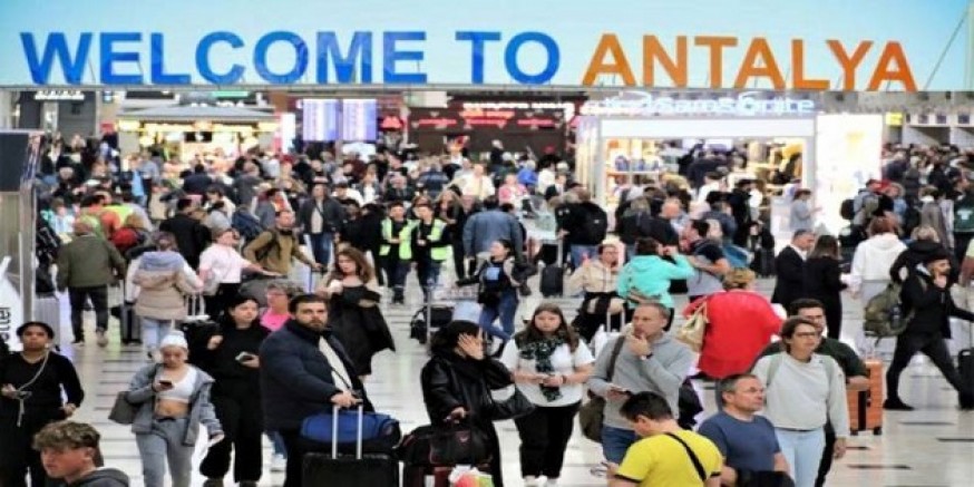 Antalya'ya 4 ayda gelen turist sayısı düştü