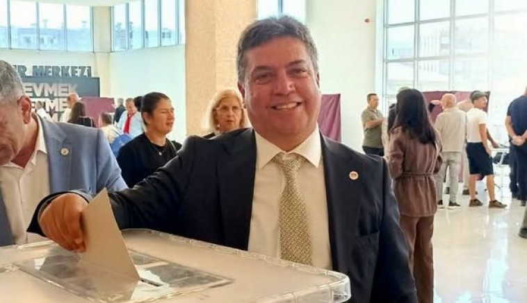 Beklendiği gibi Oykun Başar Yeni Parti ilçe başkanı seçildi
