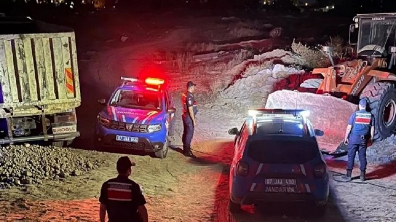 Manavgat’ta Milli Emlak arazisinde kaçak kum operasyonu!