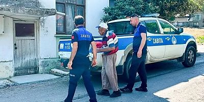Evini bulamayan yaşlı adamı evine götürdüler    