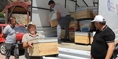 Gündoğmuş ve İbradı arıcılarına kovanlar Büyükşehir’den 