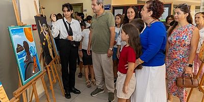 Yaz kursu öğrencilerinin sanat eserleri sergilendi