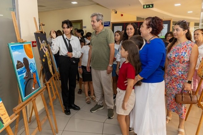 Yaz kursu öğrencilerinin sanat eserleri sergilendi